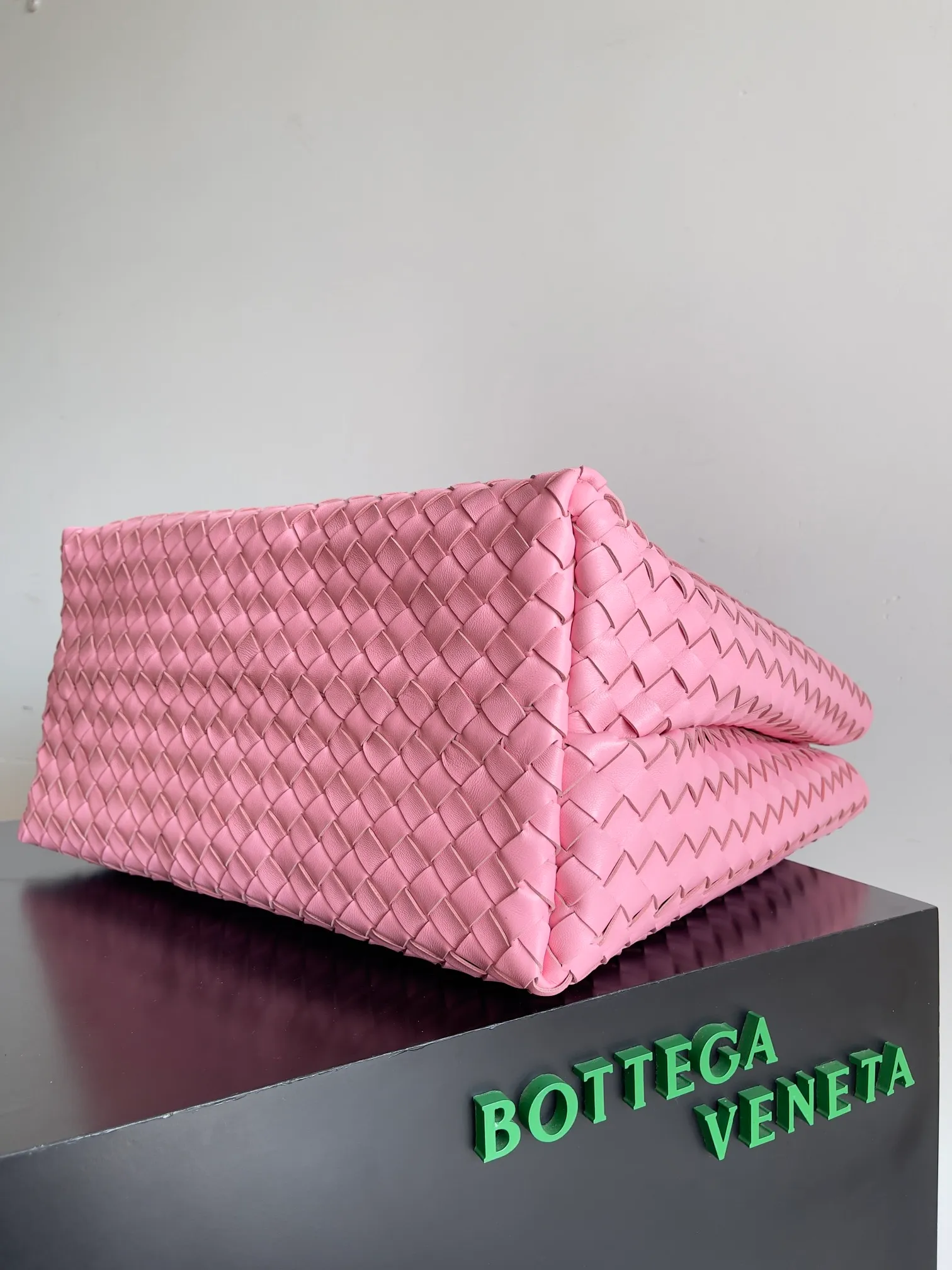 Batch 3760 Recently, the same style of bag that celebrities love is both high-end and practical. Michelle Yeoh, Kim Namjoon, Jing Boran, Tong Liya, Sun Qian, Wu Qianyu, Du Juan, Ma Yili and Bai Baihe are all carrying Bottega Veneta summer series Andiamo handbags. Andiamo has a simple structure and rounded lines. The whole piece is made of Nappa leather. It is comfortable, soft and dynamic. It adds interest to daily life and can be easily matched with various styles. Andiamo handbags are available in three sizes: small, medium and large. There are many colors to choose from, which can meet different needs. You can really carry it whether it is daily or attending events. Style number: 743575 Size: 45*22*34 including handle height 44cm